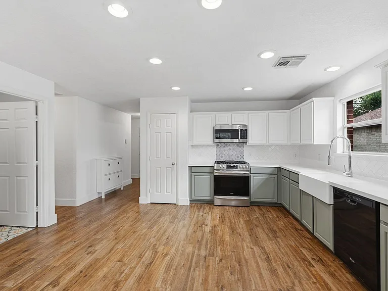 9318 Castlegap Dr — Photo 8