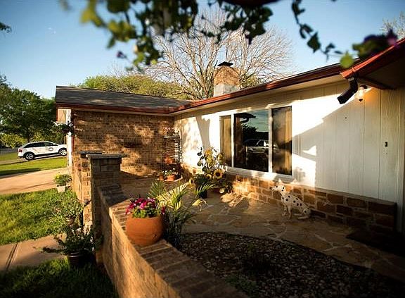 Lovely front courtyard, recent new windows, enjoy the hill country views