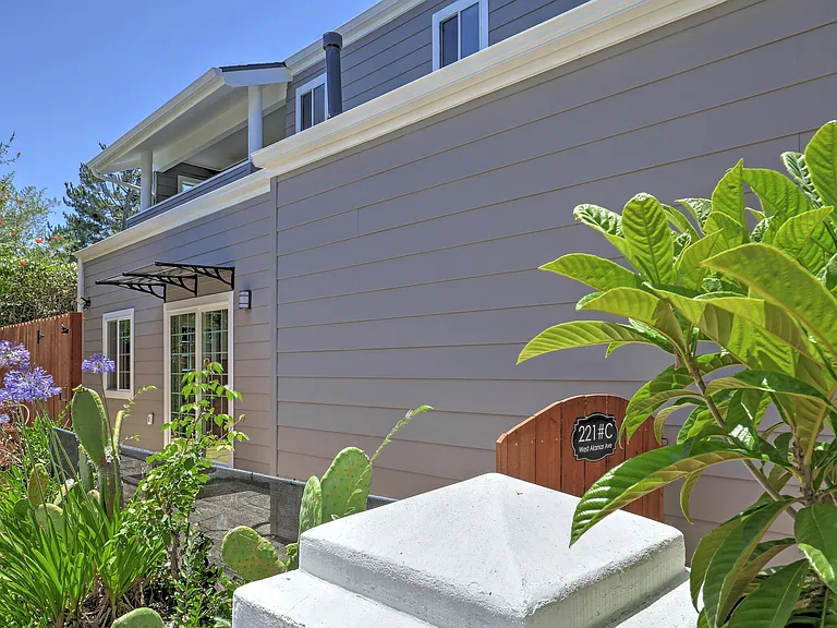 221 W Alamar Ave #C — Photo 2