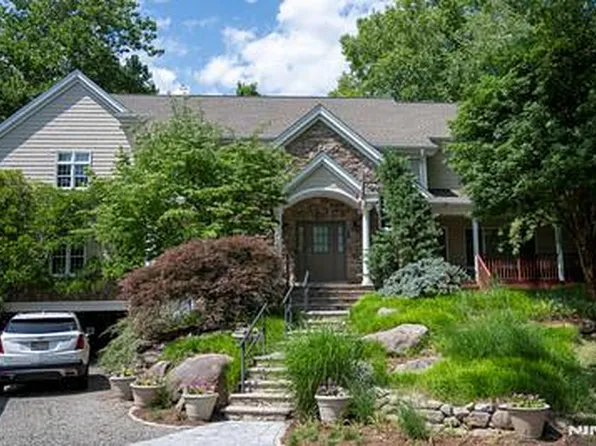 51 Rutherford Pl, Montvale, NJ 07645