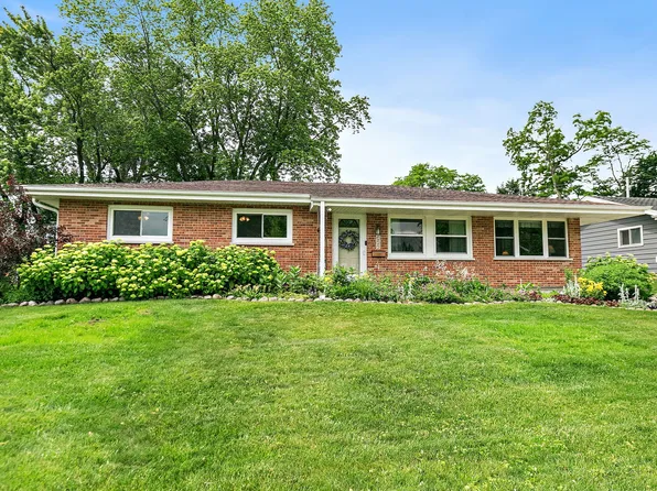 655 Cambridge Ln, Hoffman Estates, IL 60169