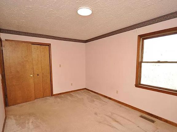 4th image of 118 W Grove Dr
