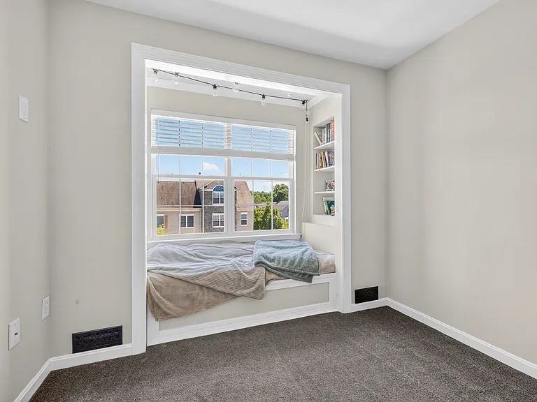 121 Polo Way — Photo 32