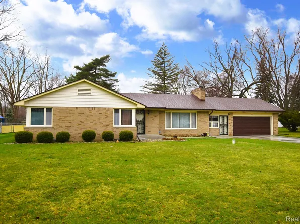 1039 Pawnee Dr, Burton, MI 48509