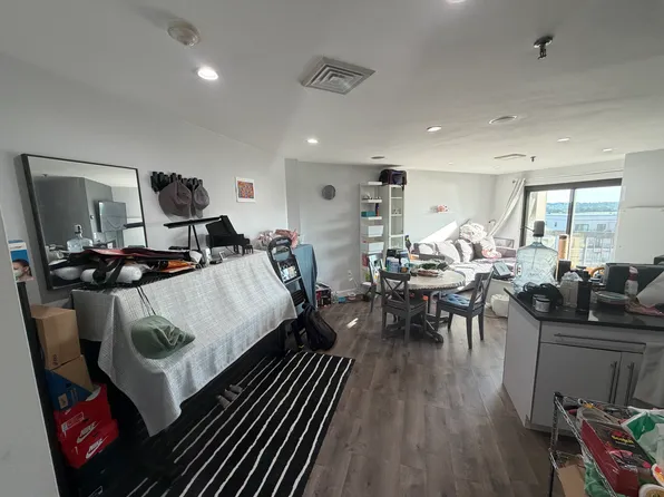 90 Quincy Shore Dr APT 806, Quincy, MA 02171