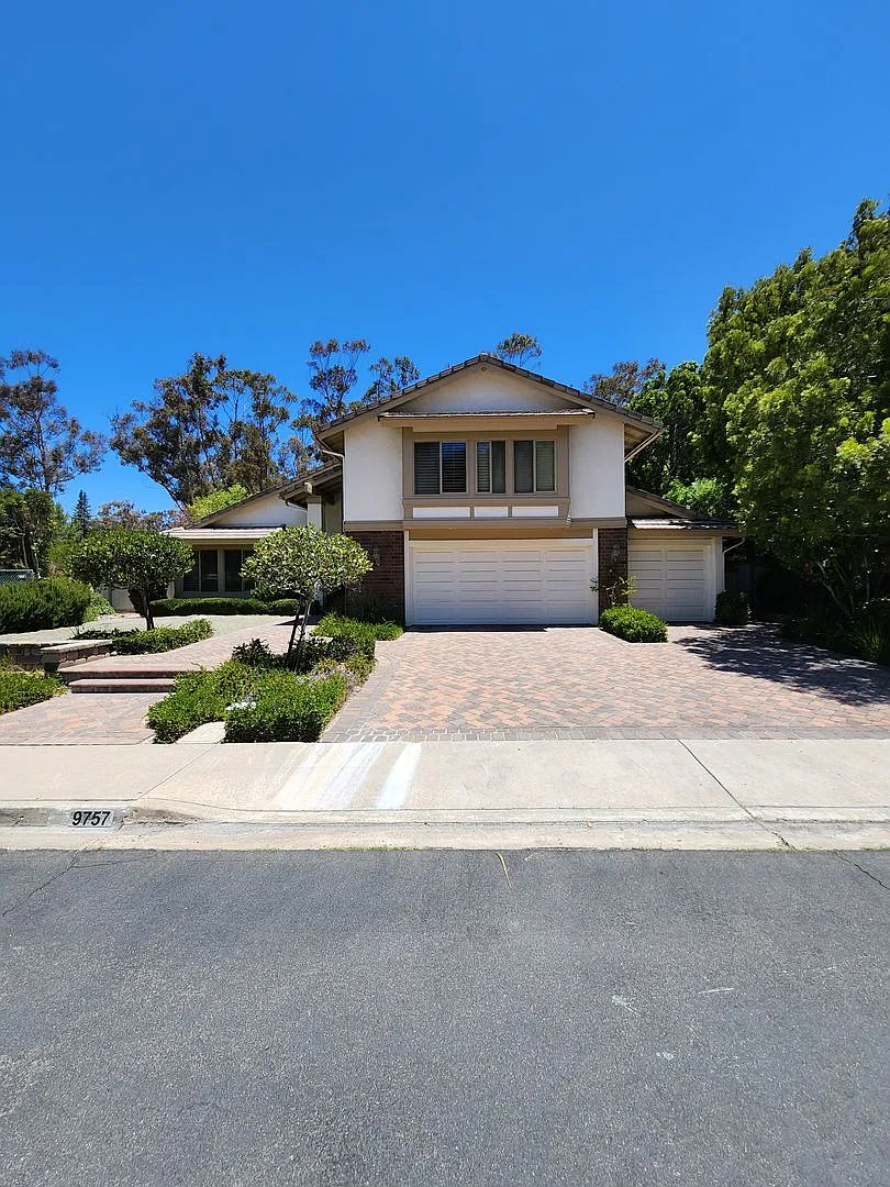 4 Bedroom House in Scripps Ranch South Of Pomerado(Crown Pointe) — Photo 2
