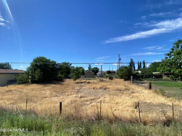 Nka North St, Wapato, WA 98951