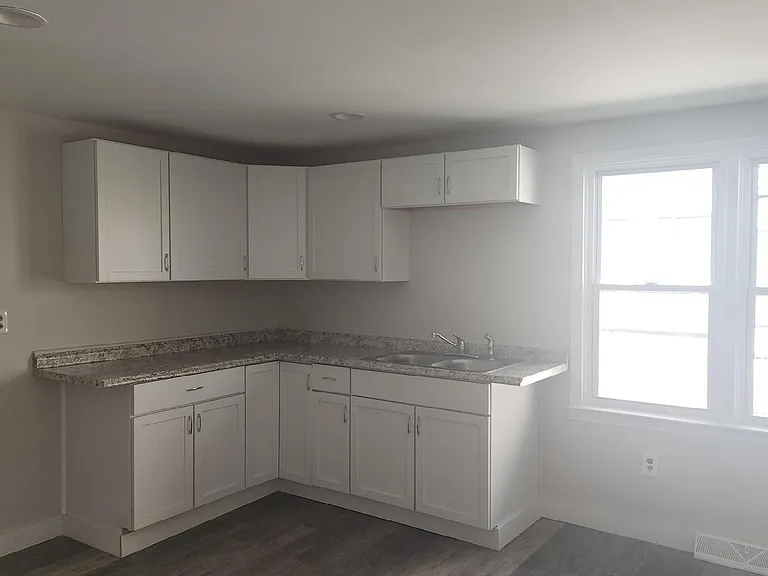 712 Hopkins St — Photo 6