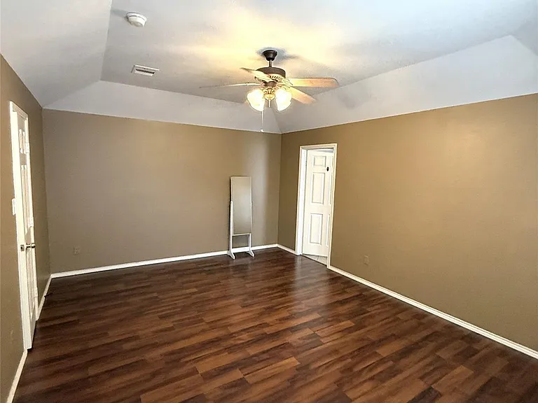3906 Eastland Lake Dr — Photo 11