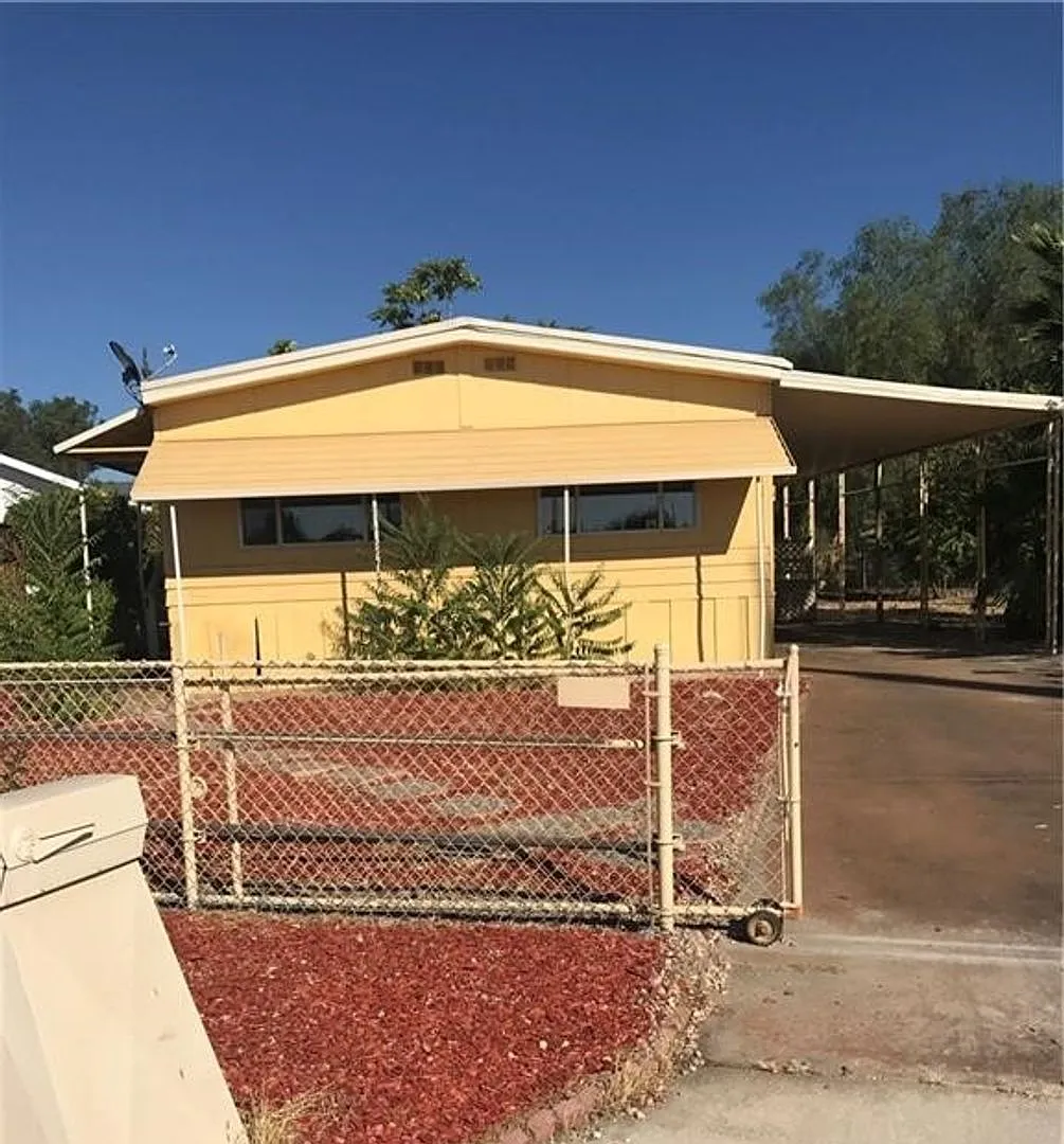 3 Bed / 2 Bath Manufactured Home in Hemet! — Photo 1