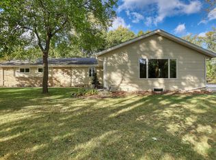 W176N8582 Sunset Ridge Dr, Menomonee Falls, WI 53051