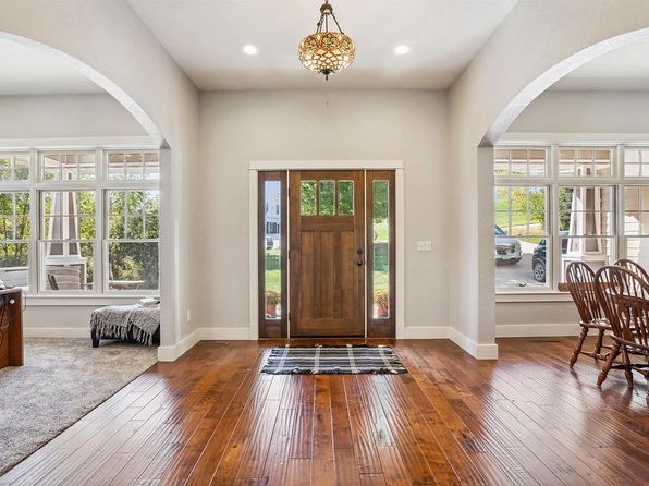 1016 Walnut St, Decorah, IA 52101