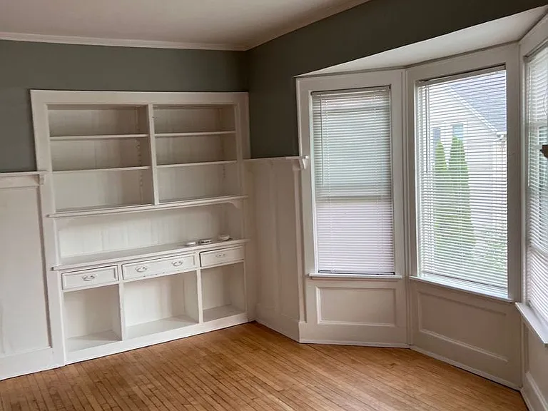 Large Spacious 4 Bedroom UPPER with Large Living Room and Dining Area!! — Photo 9