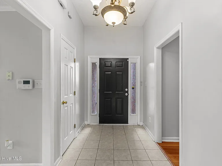 546 Jackson St — Photo 4