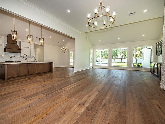 5th image of 207 Dutton Ct