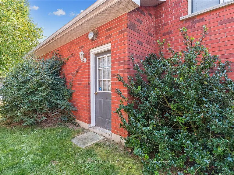 82 Whitlaw Way — Photo 36