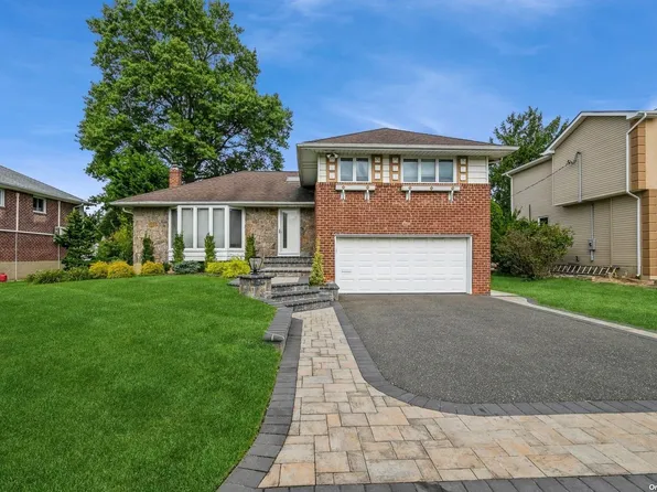 14 Mesa Road, Syosset, NY 11791