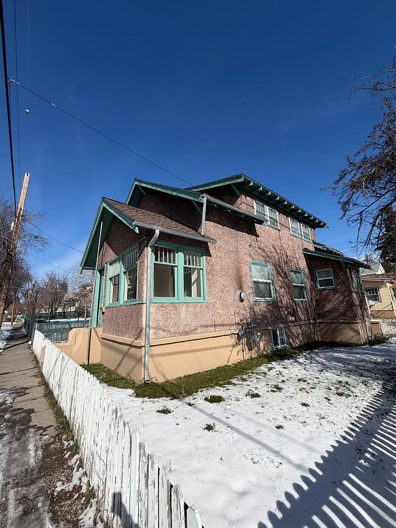 Large 3 bed 2 bath located close to downtown — Photo 1