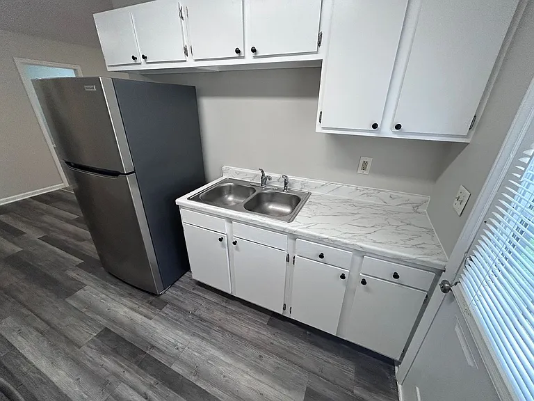 2413 Robbins St — Photo 10