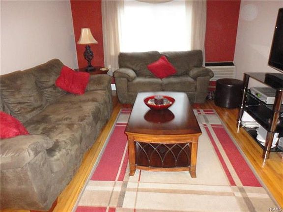 5th image of 18 Lawrence Dr APT B