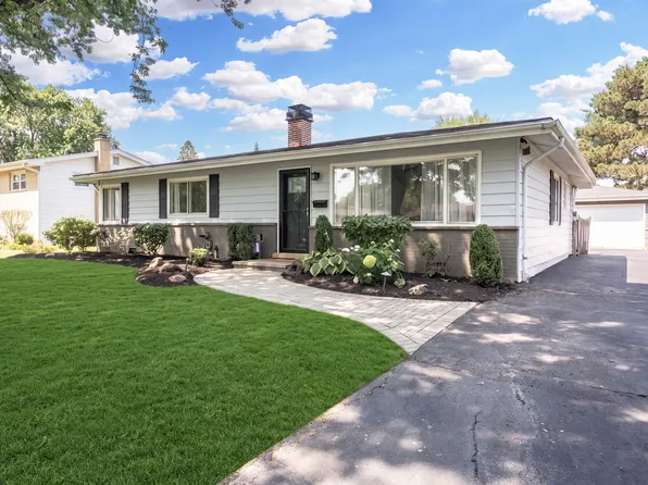 704 N Wilshire Dr, Mount Prospect, IL 60056