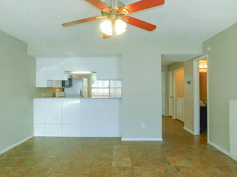 1137 Dallas Dr — Photo 6