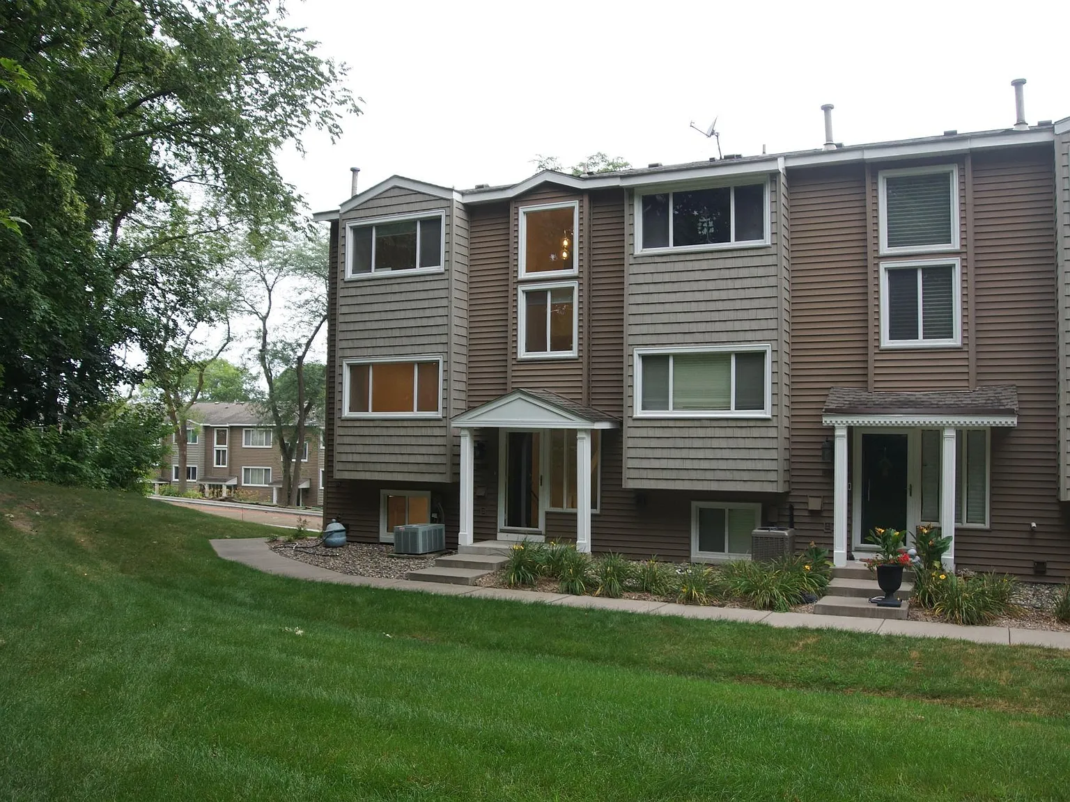 3 bed, 2.5 bath, 1790 sqft, $3,000 — Photo 1