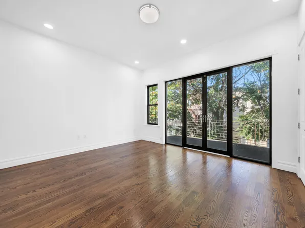 1085 Hancock Street image 16 of 37