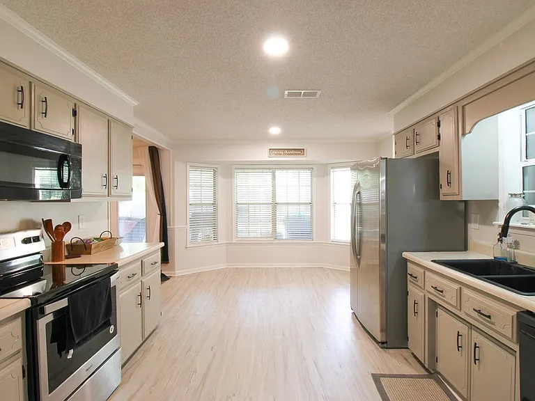 2821 Clayton Dr — Photo 2