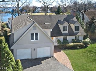 15 Palmer Ln, Riverside, CT 06878