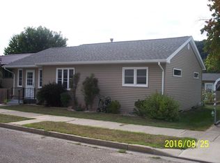 818 S 1st St, Guttenberg, IA 52052