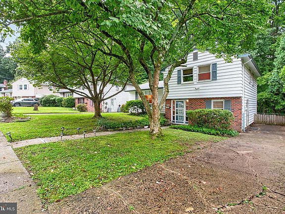 3rd image of 8906 Alicia St