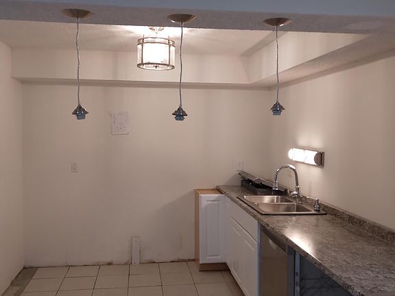 5th image of 522 Camelot Dr #522