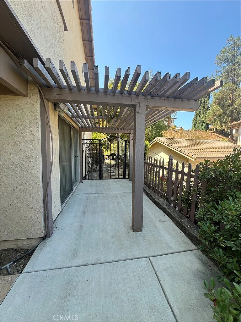 6 bed, 2.5 bath, 2802 sqft, $4,380 — Photo 4