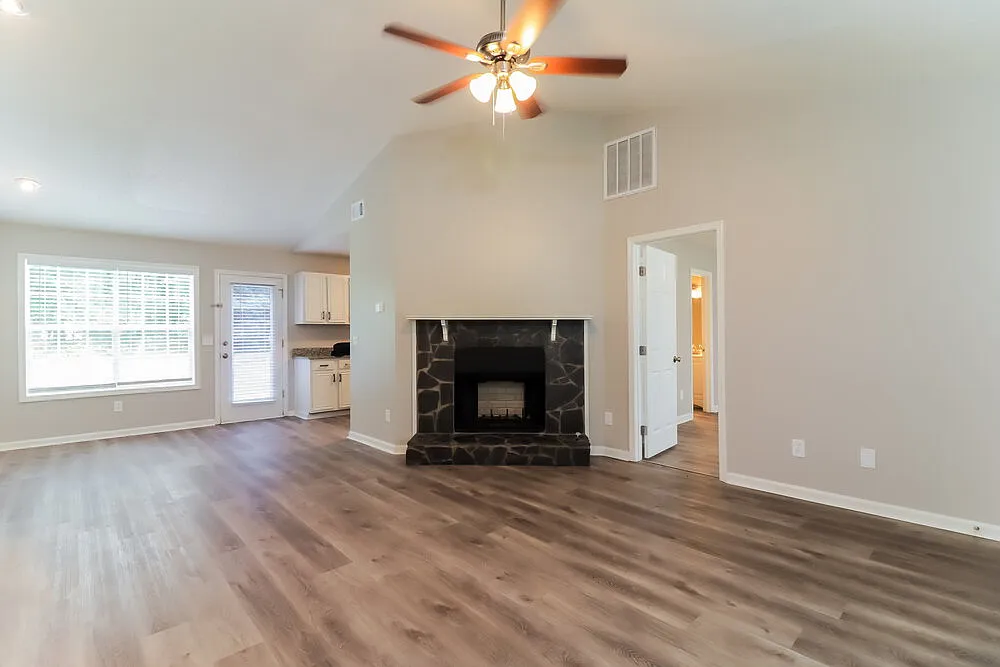 3 bed, 2.0 bath, 1308 sqft, $2,610 — Photo 4