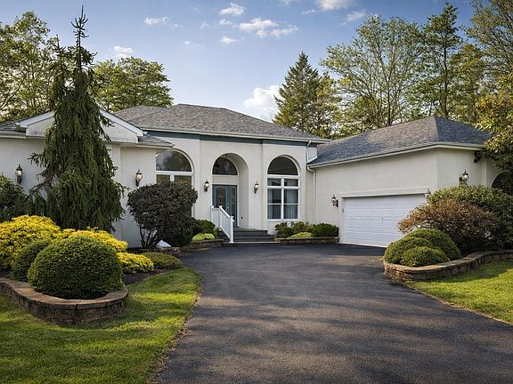 2nd image of 11 Holly Knoll Dr