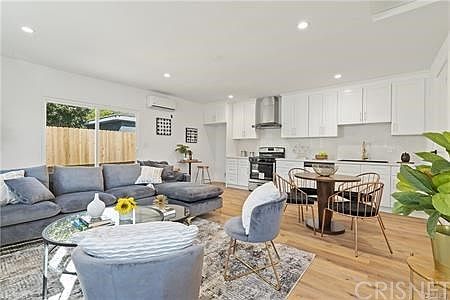1st image of 15533 1/2 Wyandotte St #1/2