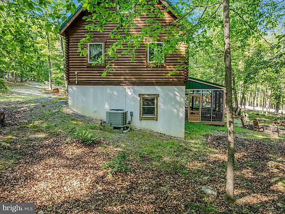 5th image of 122 Honey Locust Ln