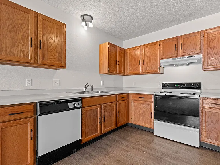 Sunshine Court Apartments — Photo 5