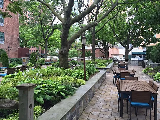 Sold by R New York | media 29