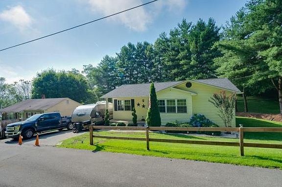 2nd image of 216 Hill St