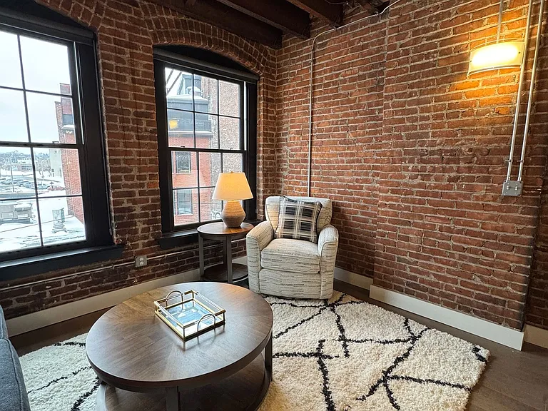Hotel Street Apartments — Photo 9