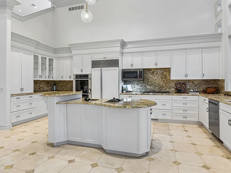 14341 Hamilton St — Photo 44
