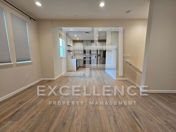 4th image of 82 Esfahan Dr Unit 7