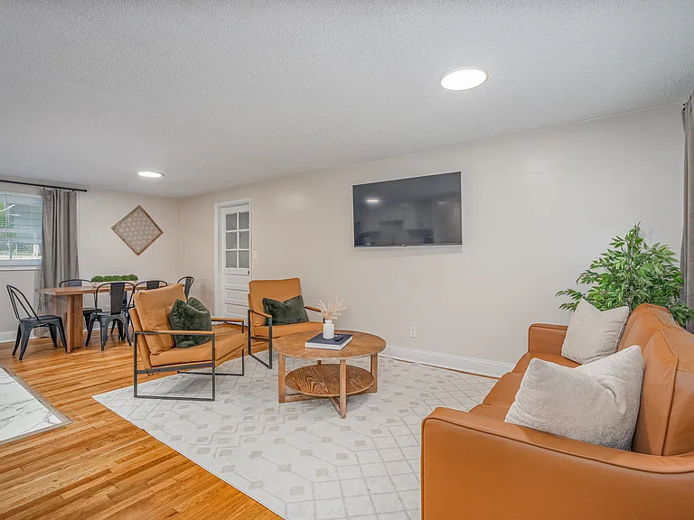 210 Adkins Cir — Photo 8