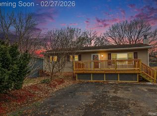 845 Crescent Lake Rd, Waterford, MI 48327