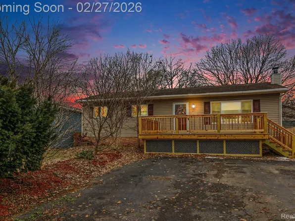 845 Crescent Lake Rd, Waterford, MI 48327