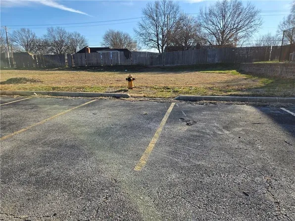 4220 S Hocker Dr, Independence, MO 64055