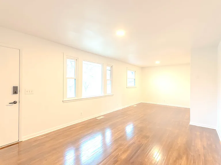 567 Valleywood Dr — Photo 2