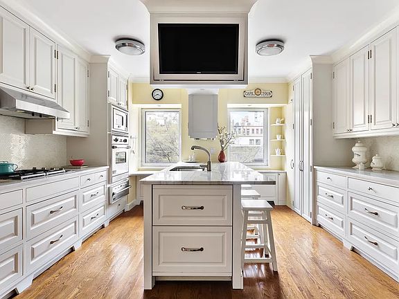 4th image of 150 E 69th St APT 4G